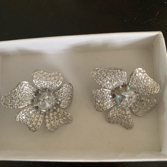 Crystal stud pierced earrings - Picture 3 of 6